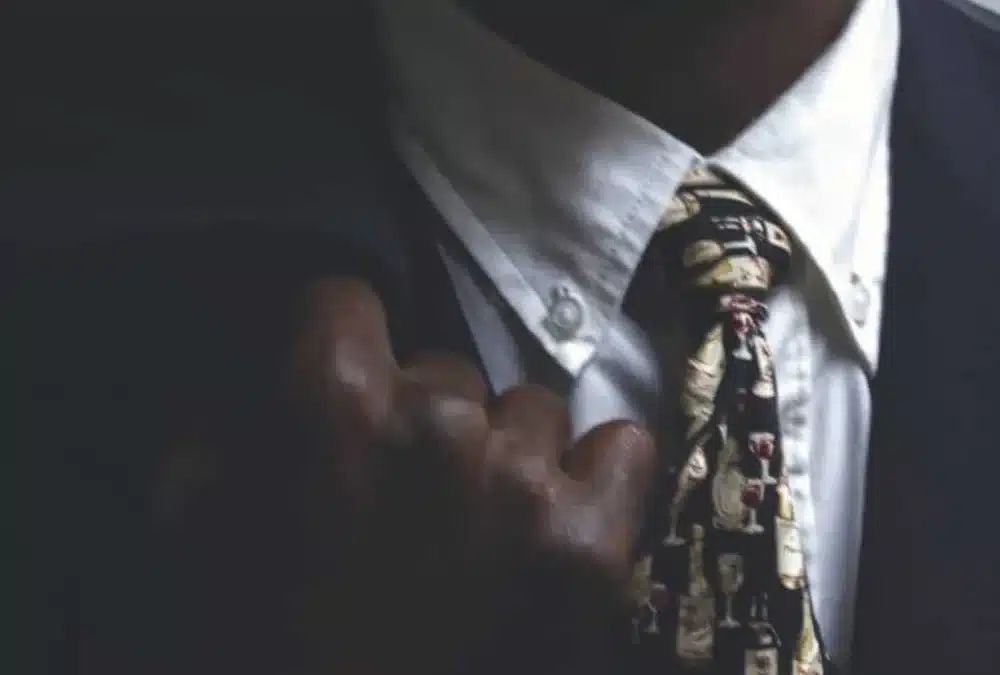 How to Accessorize a Black Tie Winter Dress